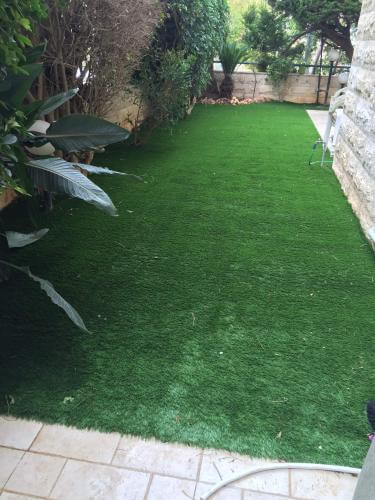 התקנת דשא סינטטי